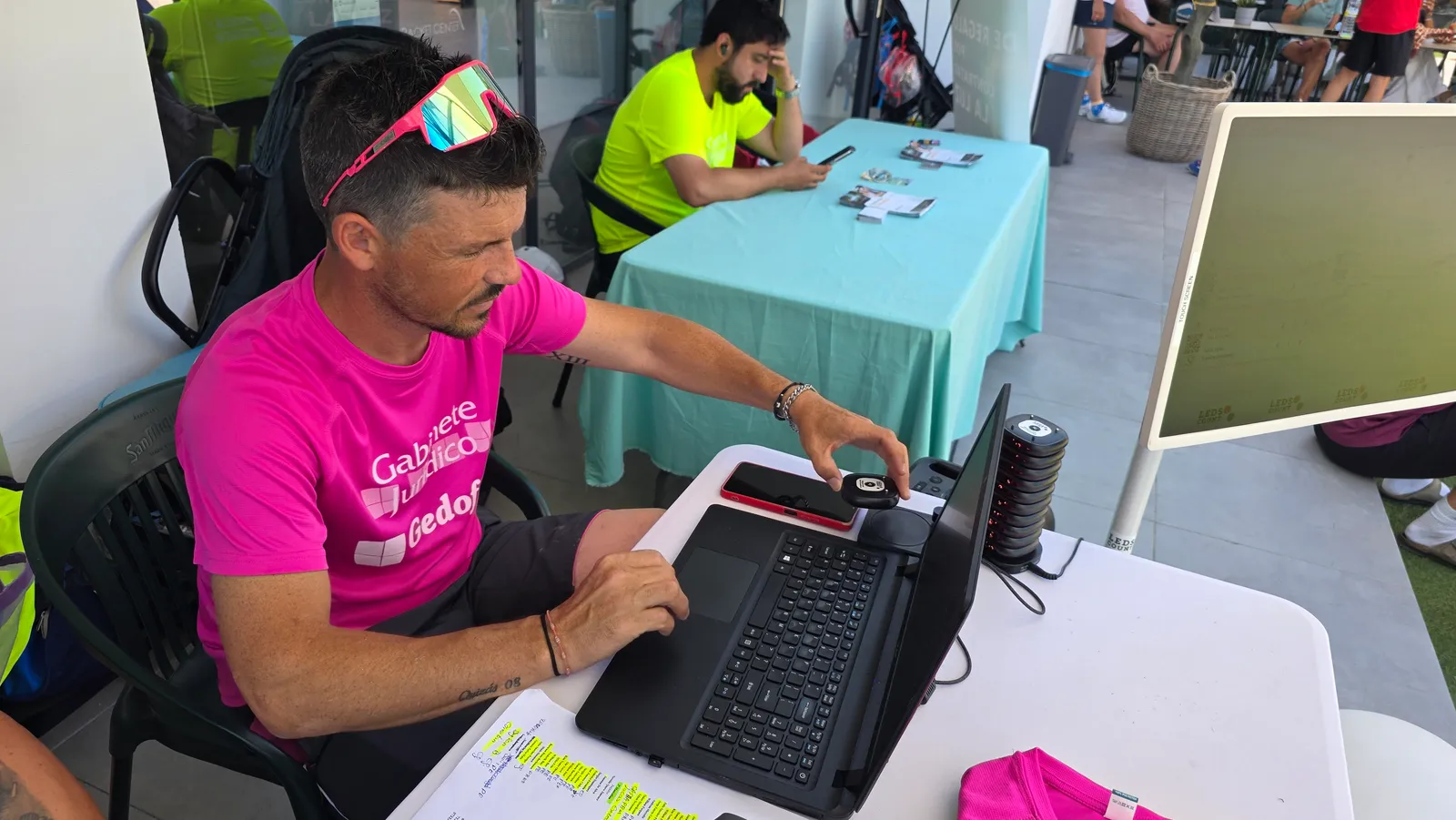 LedsCount Pager in use at the Verano Torremuelle 2026 padel tournament.