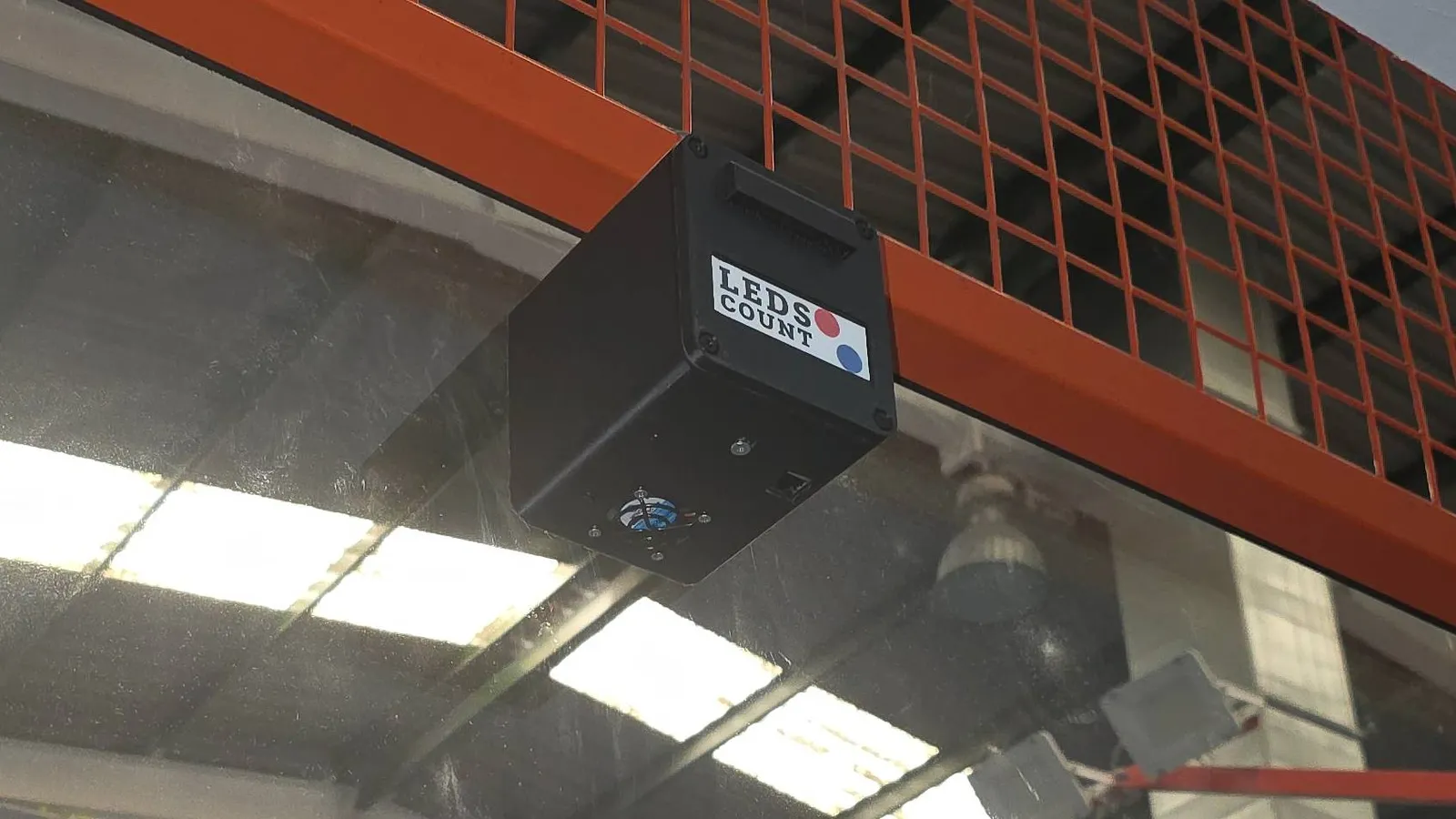 A LedsCount Stream camera enclosure mounted on the court glass at El Higueron.